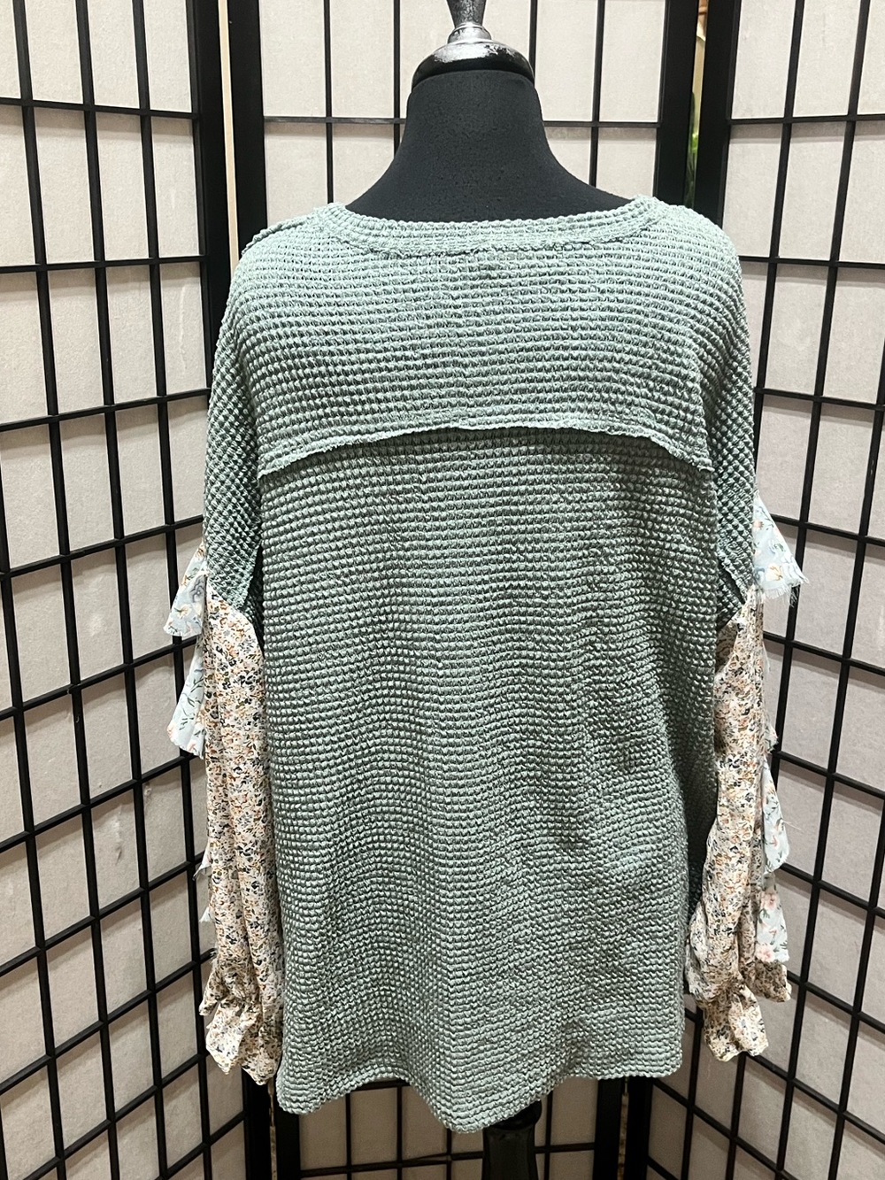 GIGIO USA Women's Sage Green Waffle Knit, RUFFLE RAW EDGE Floral Sleeve Top SZ L - Picture 6 of 13